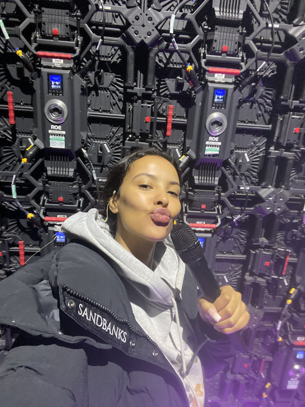 [Image: FFwm-9-MXIAE1-WSf.jpg]