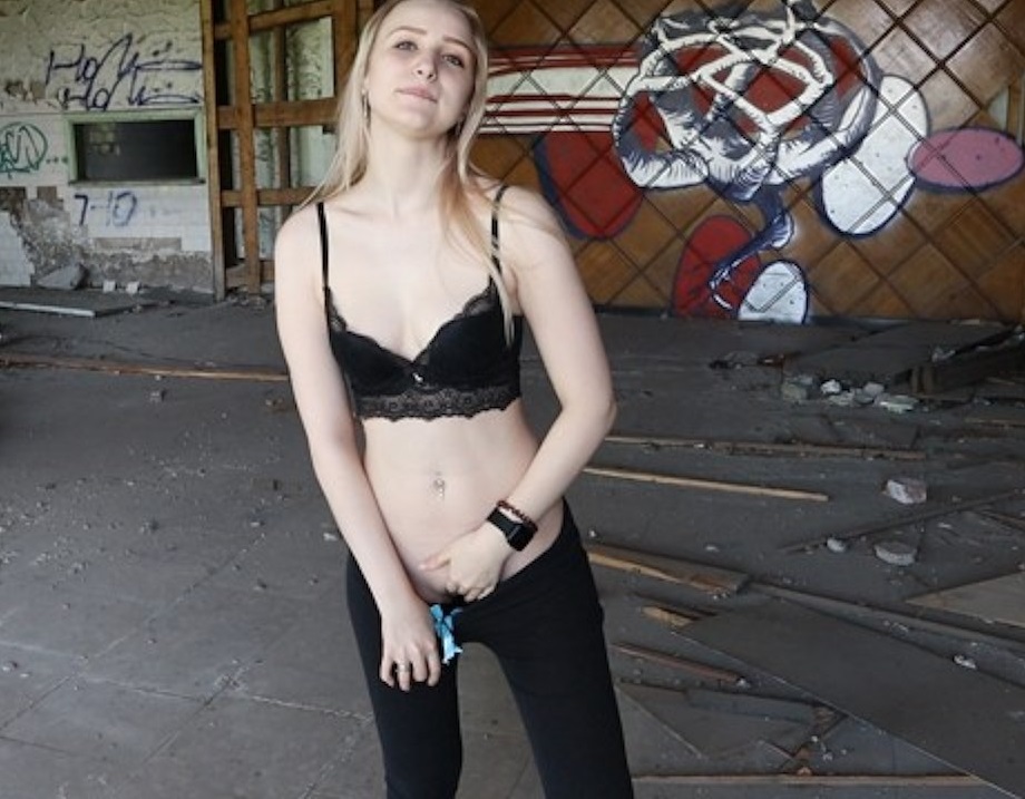 Stacy Starando Beautiful Sex With A Beautiful Young Girl In An Abandoned Building