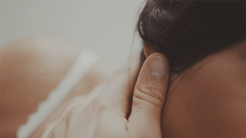 99px-ru-animacii-37879-paren-gladit-devushku.gif