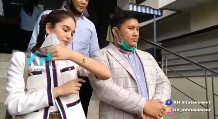 Hana Hanifah saat menunjukkan bukti penganiayaan