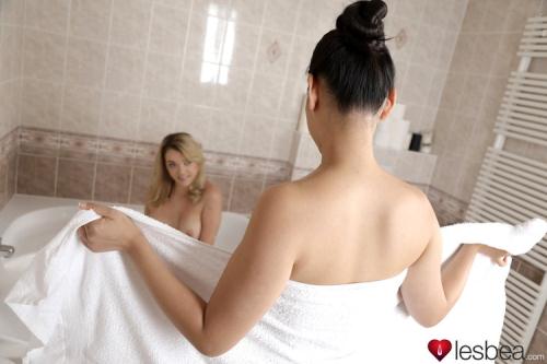 Anny Aurora, Katana - Asian and Blonde Girls Share a Bath (FullHD)