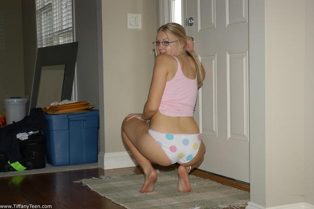 Amateur pissing sweet girl